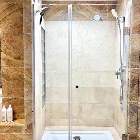 Old Town Elegance - Spacious & Free Private Parking * 弗罗茨瓦夫