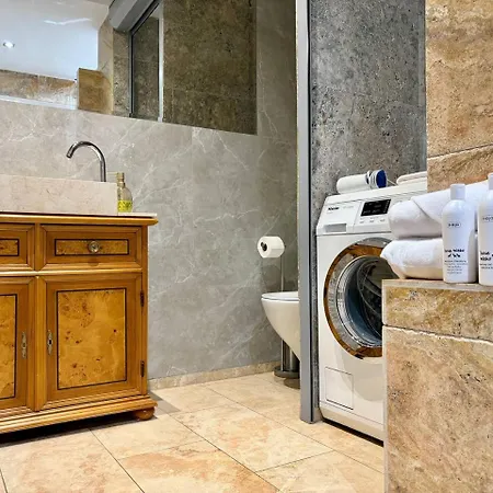 Old Town Elegance - Spacious & Free Private Parking Apartment *