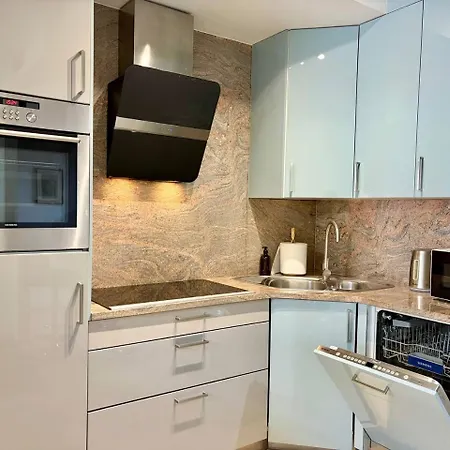 Old Town Elegance - Spacious & Free Private Parking Apartment